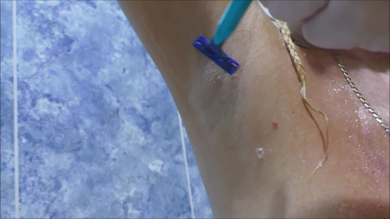 Natalie K: Mencukur ketiakku &amp; mencuci tubuh bugilku dengan gelembung