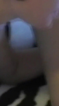 Twee verliefde brunettes bevredigen elkaar met een kleine vibrator tot een enorm orgasme