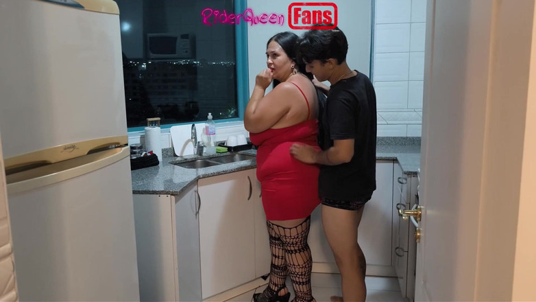 Riderqueen: Une maman sexy dans la cuisine - vidéo pour les fans
