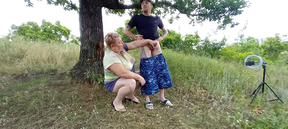 Zona901: Fingering my cock in a park