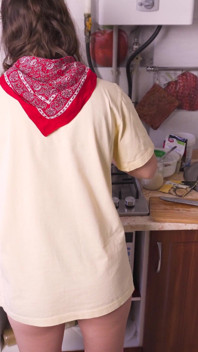 Sexy manželka vaří a ukazuje zadek