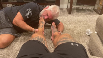 MasculineJason - Jason Collins: Esclavo de pies adorando mis pies!