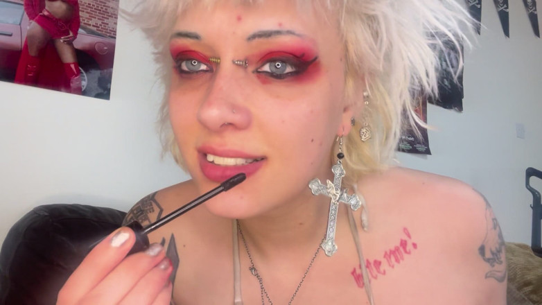 Glitterqueen1999: Son môi hôn và thổi kèn môi đen đỏ đút sâu vào họng ướt át