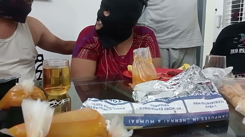 Priya aunty: Matbord hett smutsigt förspel Talande