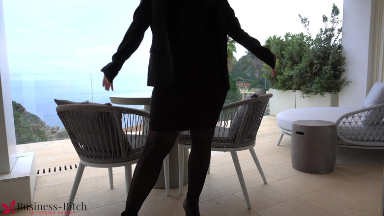 Business Bitch: Donna d'affari sborrata dentro sul balcone all'aperto