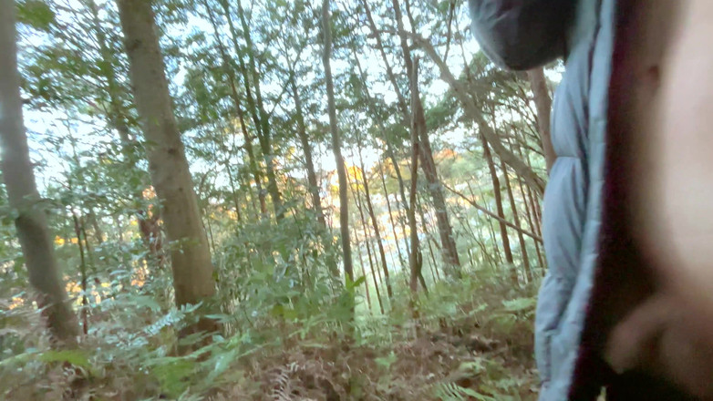 hueikun: Паренек с прелестной плотью светит в лесу и писает