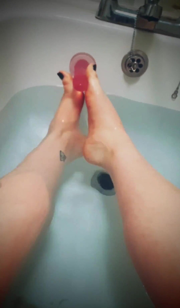 Yourfavecumslut: 超级湿润的脚 第一人称视角 足交