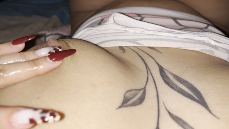 lindaa77: Colocataire sexy en pyjama court, doigts jusqu’à l’orgasme