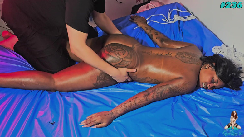 Squirting Sp: Ebony tolik křičela, ale postel byla tak mokrá