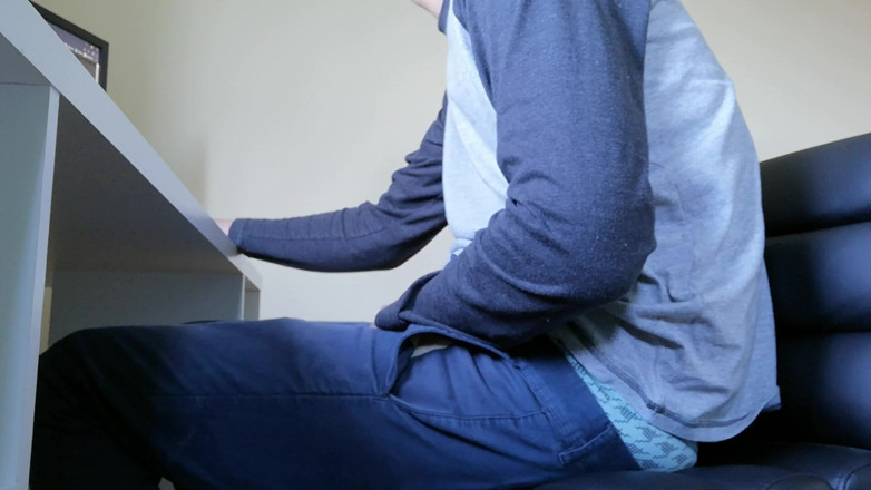 Rafael Torreano: Un eccitante giovane ragazzo sorpreso a masturbarsi con i porno