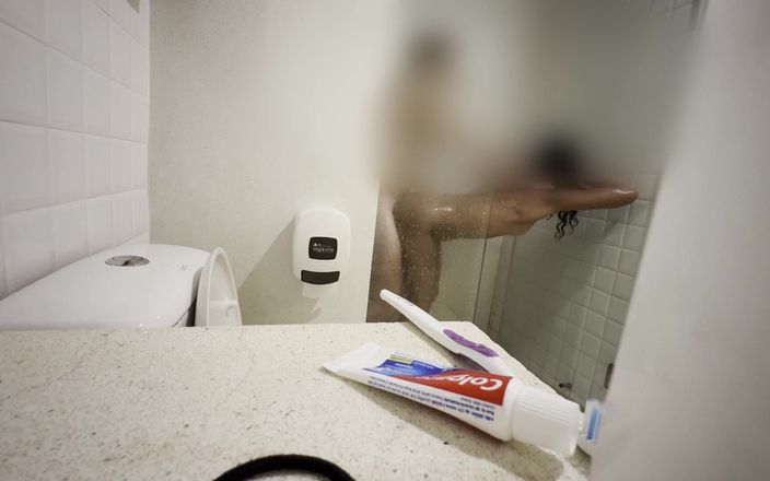 Pacho fox: Üvey kız kardeşimi duşta kendine dokunuyor ve sikişmeme izin ver