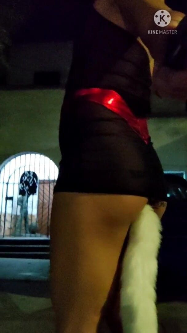 Traviezisha: Sissy transvesthemd in keuschheit geht nachts mit einem Fuchsschwanz-analplug in...