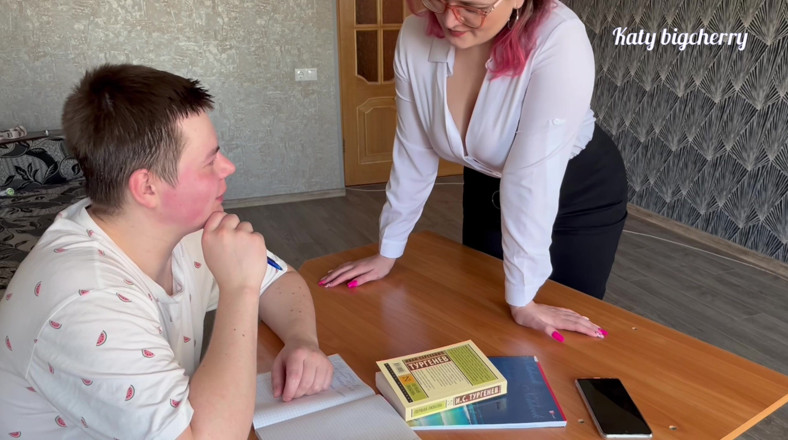 Katybigcherry: Mój nauczyciel zobaczył mojego twardego penisa po zajęciach i zaproponował...