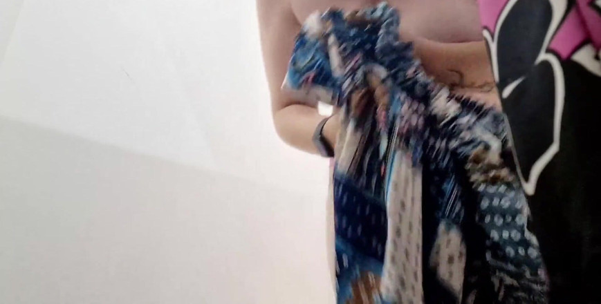 Nicoletta Embassi: Minunată mamă vitregă italiană pizdă păroasă în magazin