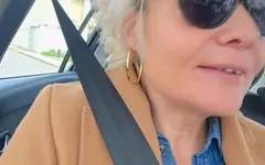 Dans une voiture à la recherche d’un endroit pour sucer et se faire baiser
