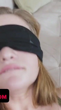Ögonbindel tjej inser inte att det är hennes styvbror kuk - Peyton Robbie