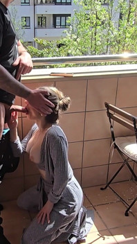 Ragazza tettona succhia il cazzo della sua amica su un balcone dell'hotel !! Sesso rischioso!