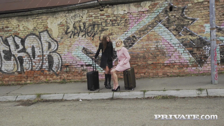 PrivateBlack: Ria Sunn и Sarah Kay, межрасовый секс в трио с окончательным липким кримпаем