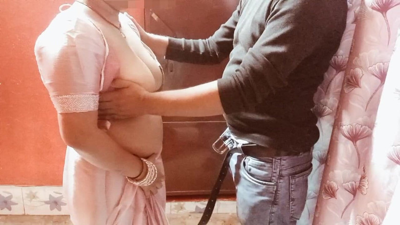 Manjushukla: Bhabhi India yang sangat cantik telah mengisap.