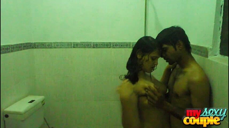 Desi Couple Sunny & Sonia: Pasangan desi bercinta semasa mandi awal pagi