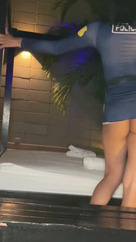 Un polițist trans uriaș arestează BBC de 25cm care fura un seif. O fute până termină