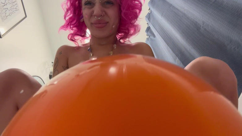Nali Marie: Nagi balon wyskakujący siedzenie poking nastolatka alternatywne różowe włosy balony...