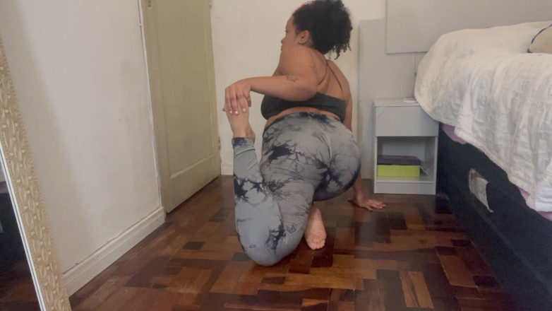 Cutiepiie Chubby: Grandota se tira pedos de yoga