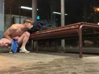 PublicExhibition: Німецький хлопець, чоловік і зухвалий на відкритому повітрі