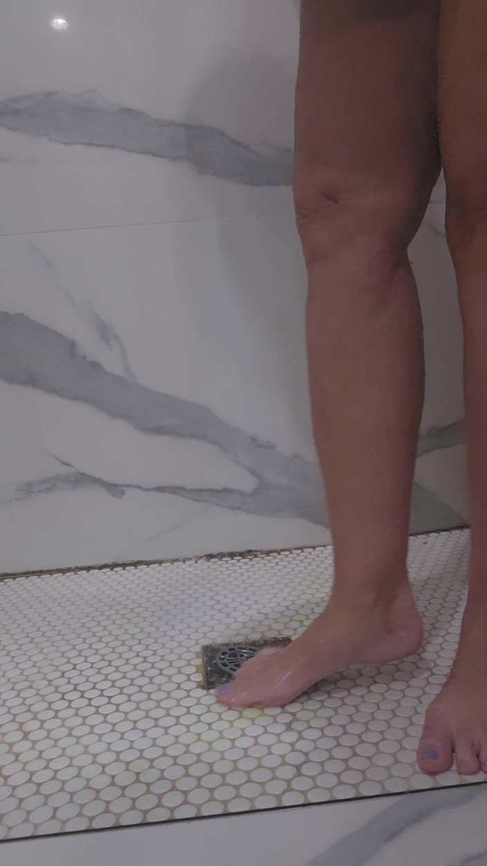 Claudia Marie: Chubby GILF Bimbo Peeing