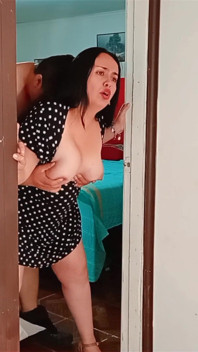 Nemůžu být taková děvka, můj manžel se sprchuje a já ho obléknu svým nevlastním synem