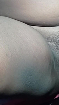 インドの義理の妹と義理の兄がテーブルの上でハードコアなセックスを楽しんでいる動画