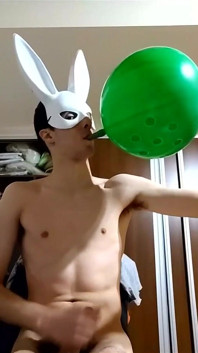 Bunny Looner wysadza duże balony podczas szarpania się na streamie