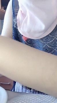Figa pelosa della mora, grandi tette, donna pelosa sensuale in cucina.