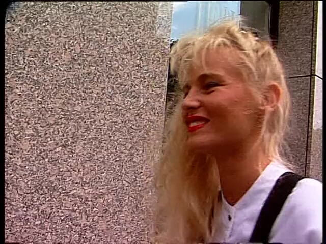 Lucky Cooch: Linda rubia delante de la cámara