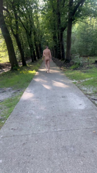 Nacktes Gehen von vielen leuten gesehen