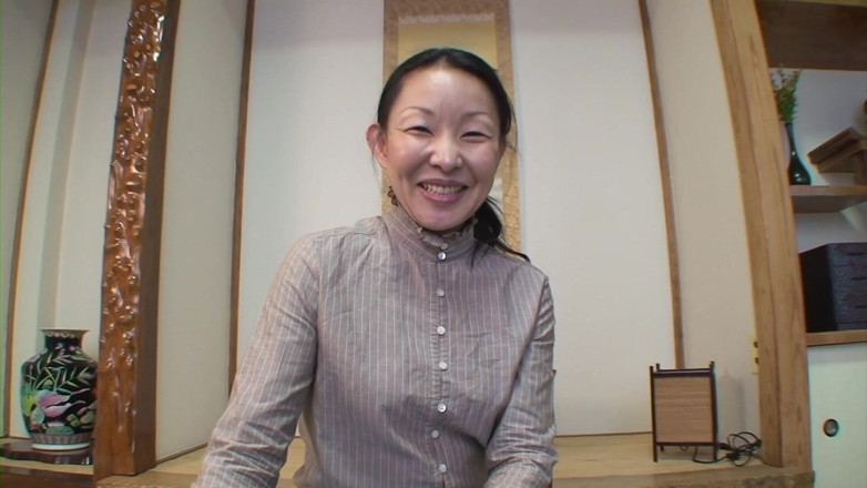 Japan Lust: Reife japanische oma strippt für muschi-creampie