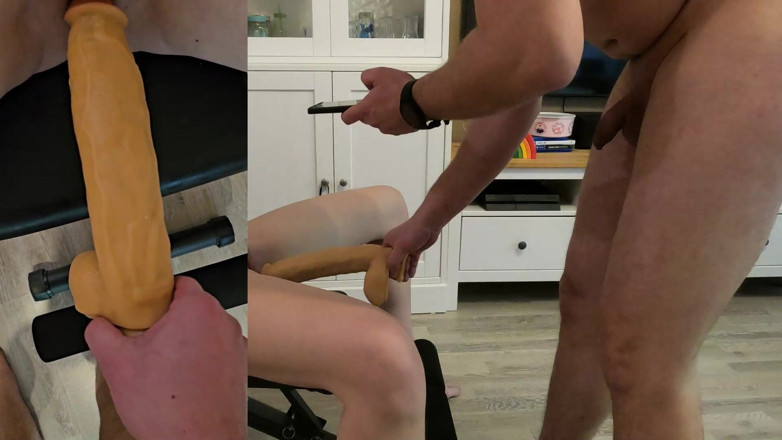 Bikergirl_97: Vom mitbewohner mit Xxl dildo erwischt und ins gesicht gespritzt