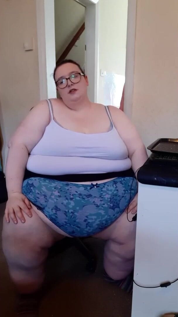 SSBBWLadyBrads: Ssbbw genießt donuts von ihrem chef