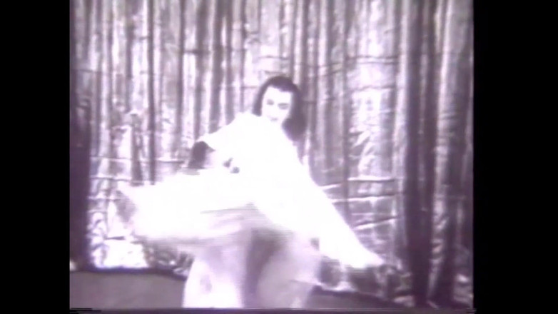 The Unforgettable: नृत्य उसके कपड़े उतारता है