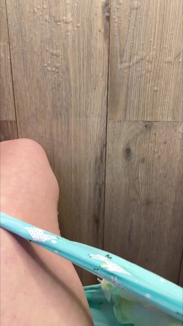 PeeAriel: 발에 강력한 소변 흐름 - 긴 머리카락이 거대한 소변 웅덩이에 흩어져 있다