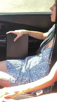 Stepmom gör en DeepThroat till styvson i bilen till ThroatPie