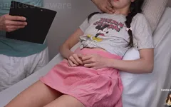 变态医生用一个可爱的病人的阴户拍摄他的肮脏电影