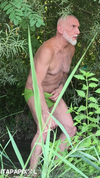 자연에서 자지 미시 아빠 야외에서 쓰다듬기 걸렸어