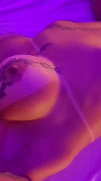 Saya menunggu teman saya meninggalkan rumah untuk meniduri ibunya yang seksi