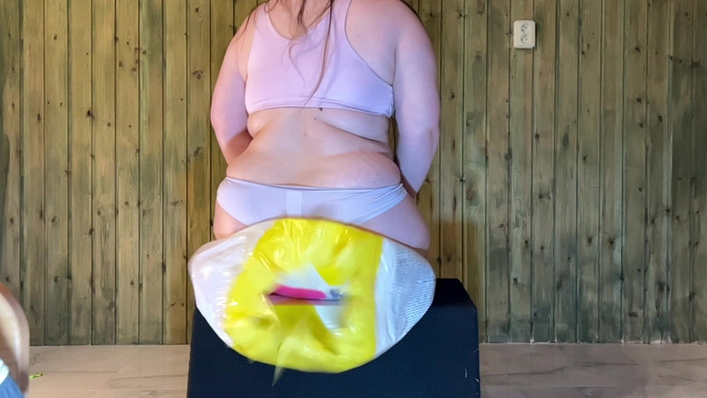 BeachBallsDuo: 10 больших яиц на пляже раздавить под нашими весом 100 кг!