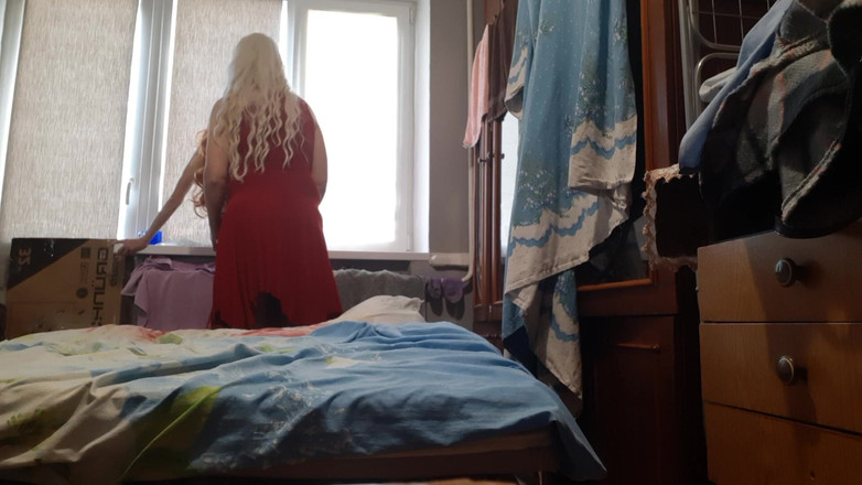Lesbian-candys: Blonde stiefmoeder verleidt roodharige stiefdochter en neukt haar terwijl haar...