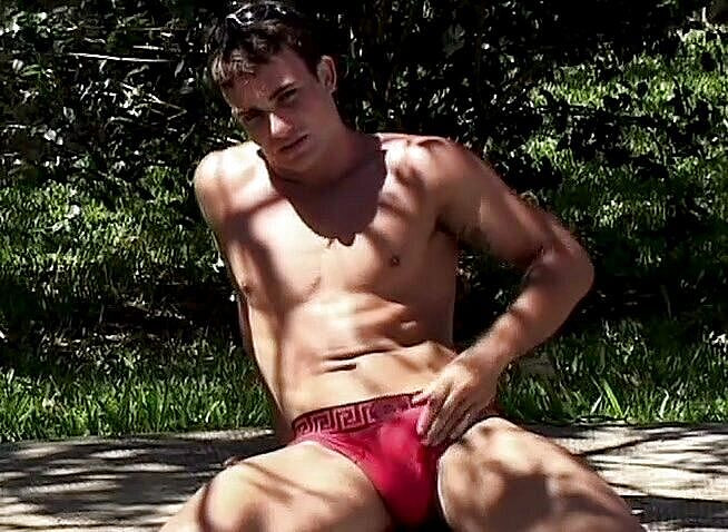 Bareback TV: Koleś masturbuje się w słoneczny dzień