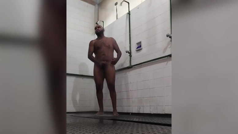 TheBlacKHunterr: 在俱乐部洗澡