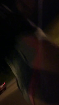 Ateşli kadın kılıklı sürtüğün araba kullandığı park bankı anal dildo