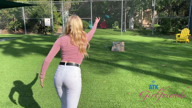 ATK Girlfriends: Vacanță virtuală